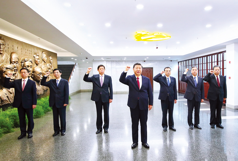 　2017年10月31日，中共中央總書記、國(guó)家主席、中央軍委主席習(xí)近平帶領(lǐng)中共中央政治局常委李克強(qiáng)、栗戰(zhàn)書、汪洋、王滬寧、趙樂(lè)際、韓正，瞻仰上海中共一大會(huì)址和浙江嘉興南湖紅船。這是31日上午，在上海中共一大會(huì)址紀(jì)念館，習(xí)近平帶領(lǐng)其他中共中央政治局常委同志一起重溫入黨誓詞。 新華社記者 蘭紅光/攝