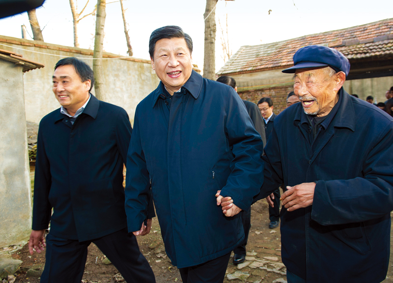 　2013年11月24日至28日，中共中央總書記、國(guó)家主席、中央軍委主席習(xí)近平在山東考察。 這是25日下午，習(xí)近平在地處沂蒙老區(qū)的臨沭縣曹莊鎮(zhèn)朱村親切地拉著83歲的“老支前”王克昌的手去他家看望。 新華社記者 謝環(huán)馳/攝