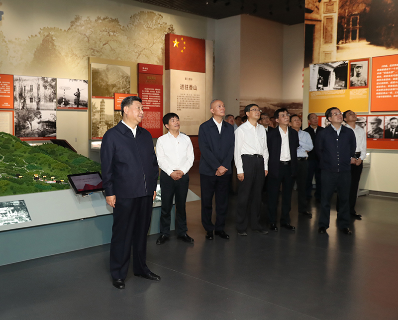 9月12日，中共中央總書(shū)記、國(guó)家主席、中央軍委主席習(xí)近平視察中共中央北京香山革命紀(jì)念地。這是習(xí)近平在香山革命紀(jì)念館參觀《為新中國(guó)奠基》主題展覽。